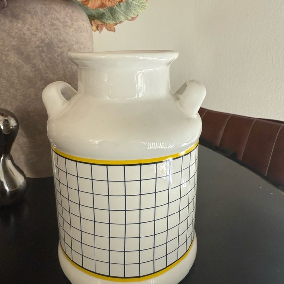 White Ceramic Vase with Duck Design farmhouse - Picture 5 of 5